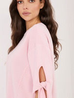 Světlé růžové dvoudílné souprava s oversized tričkem.