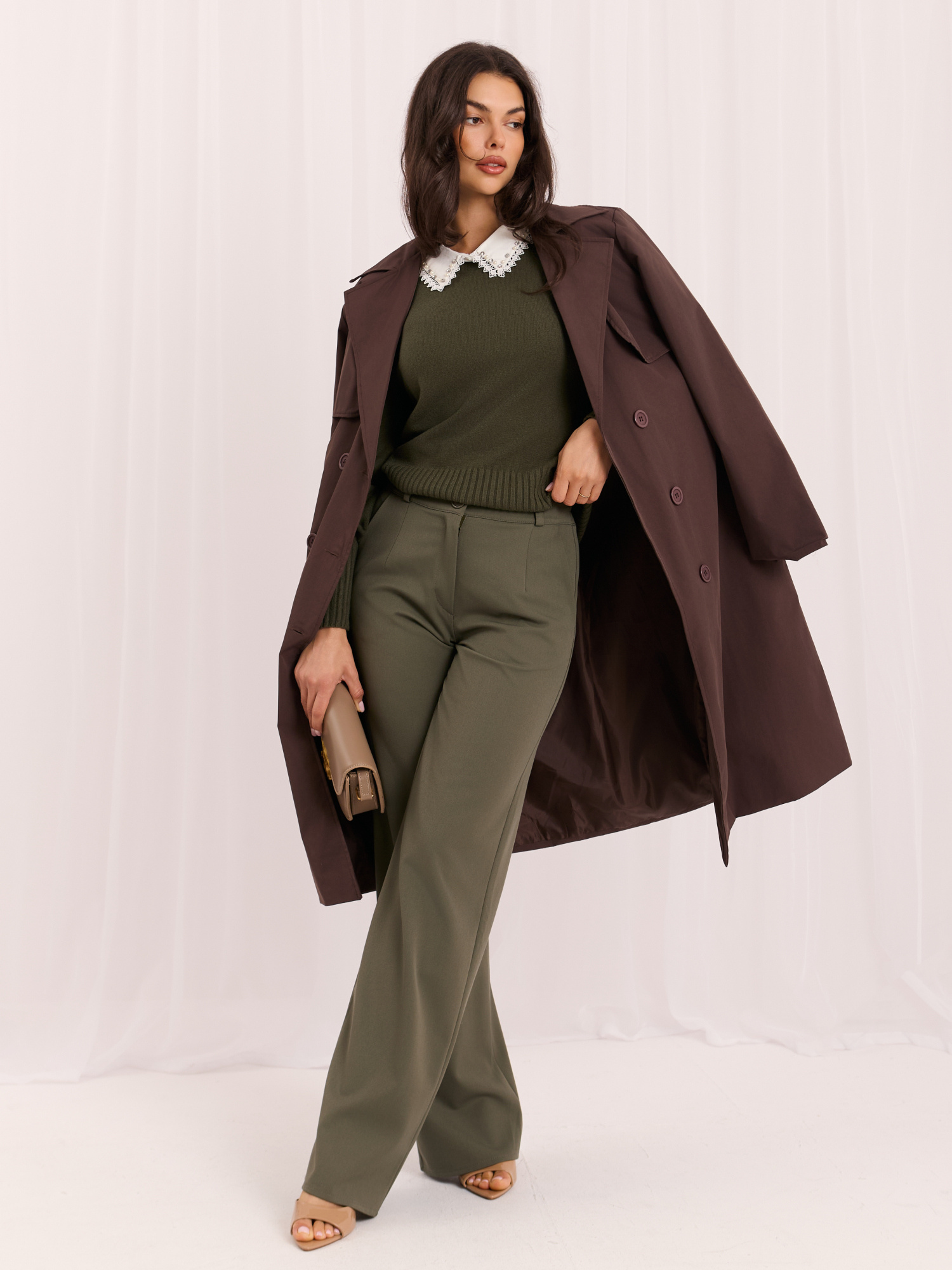 Khaki damski sweter z biżuteryjnym zdobieniem