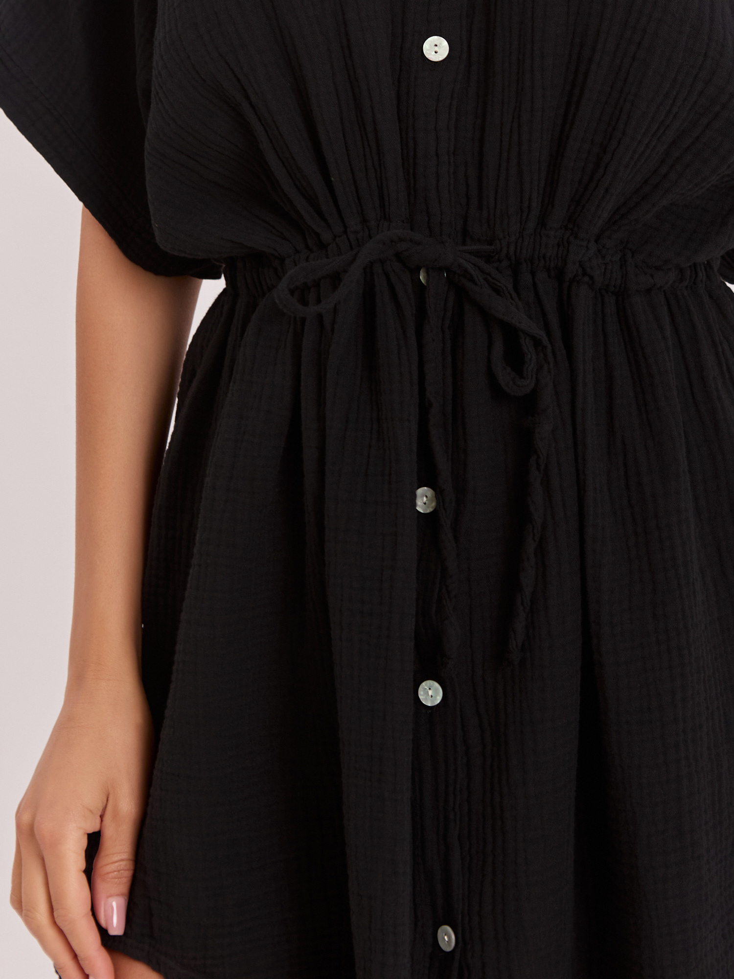 Schwarzes Musselin-Kleid mit kurzen Ärmeln.