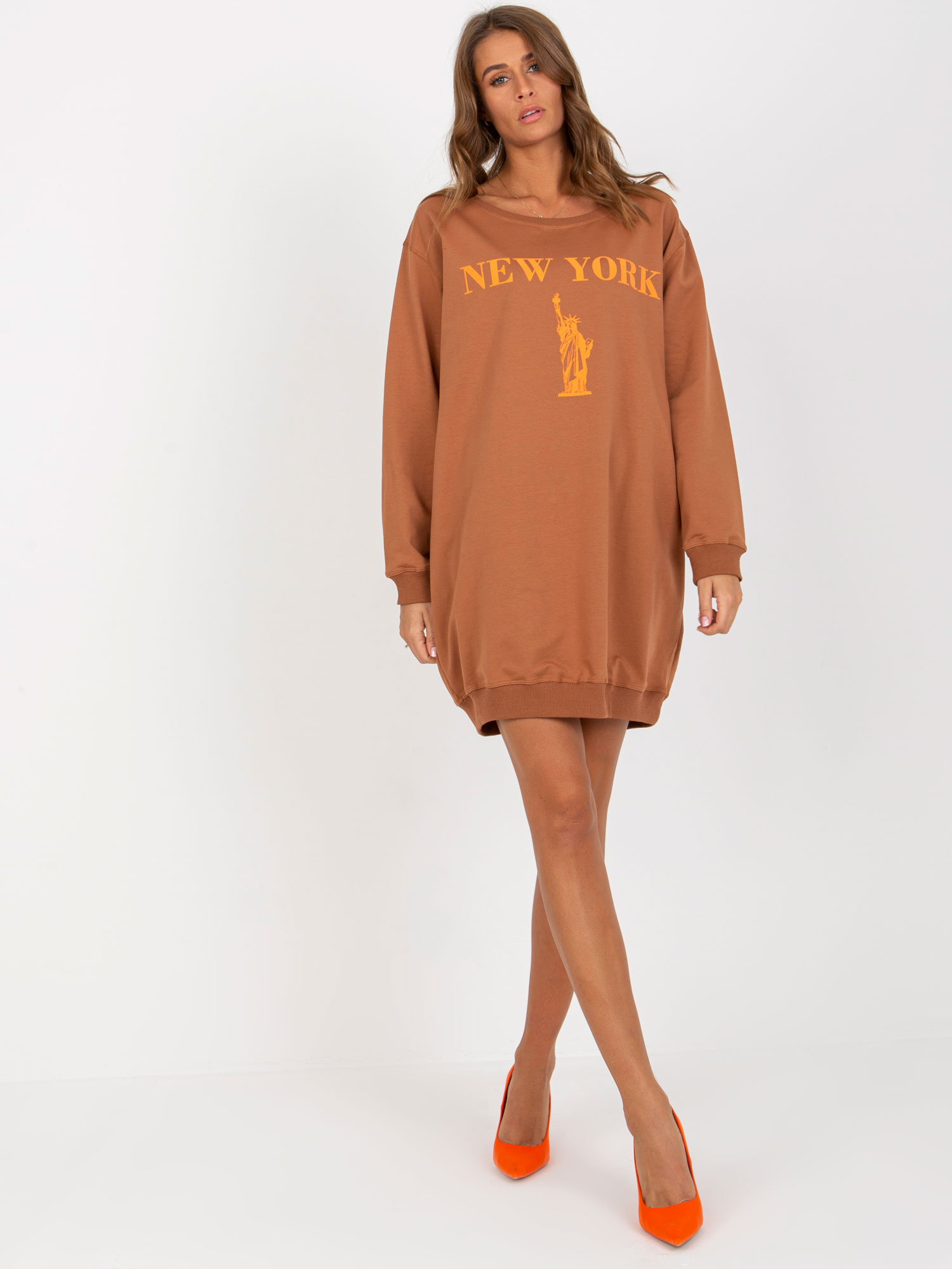 Hurt Jasnobrązowo-pomarańczowa długa bluza oversize z nadrukiem 