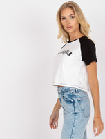 Biało-czarny t-shirt z nadrukiem i okrągłym dekoltem 