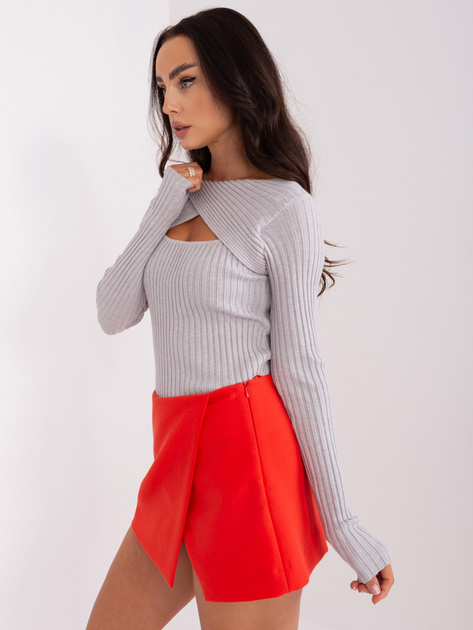 Hurtownia Jasnoszary prążkowany sweter z dzianiny