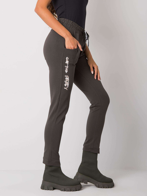 Ciemne khaki spodnie dresowe z napisami Peyton