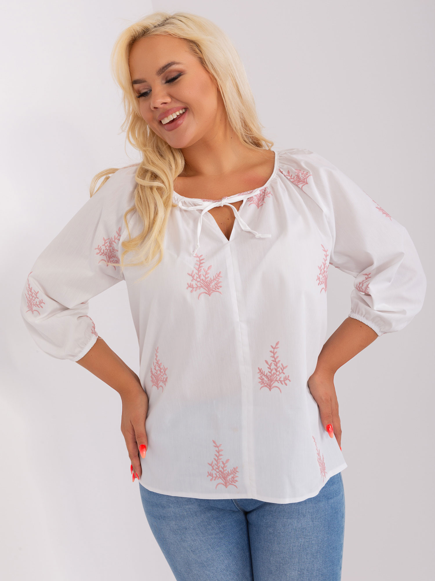 Biało-bródnoróżowa bluzka plus size we wzory