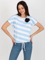 Hurt Biało-jasnoniebieska bluzka w paski z broszką