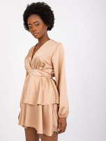 Jasnobeżowa sukienka z falbaną Rimini