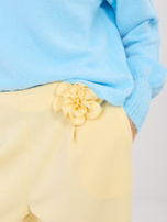 Pastellgelbe Jogginghose.
