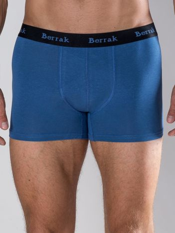 Blaue Männerboxershorts.
