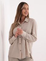 Beige Damenbluse mit längerem Rücken.