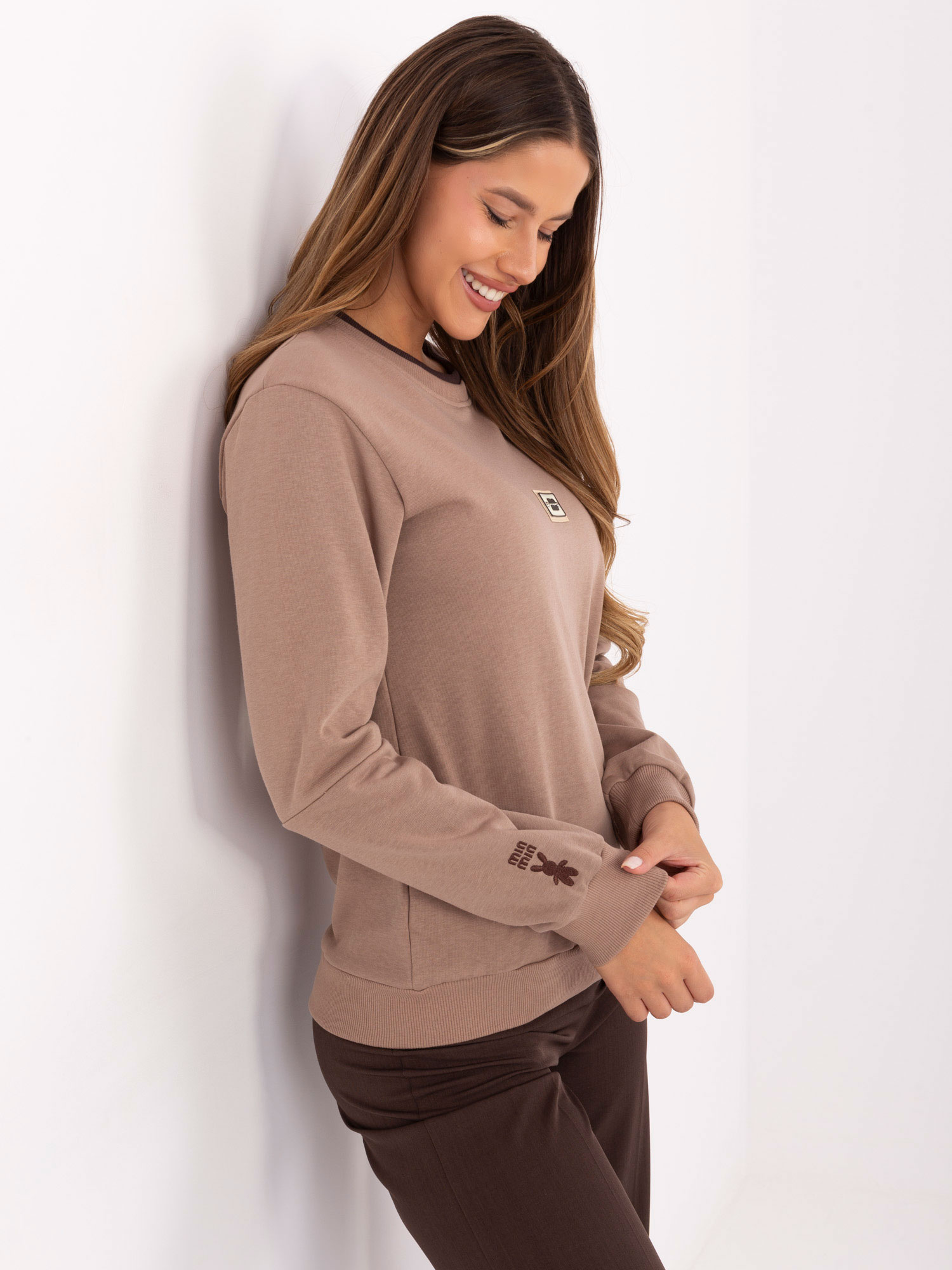 Tmavě béžová dámská mikina bez kapuce.