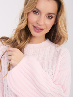 Jasnoróżowy sweter oversize o grubym splocie 