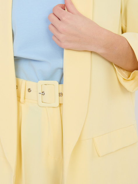 Jasnożółty damski garnitur z marszczonymi rękawami