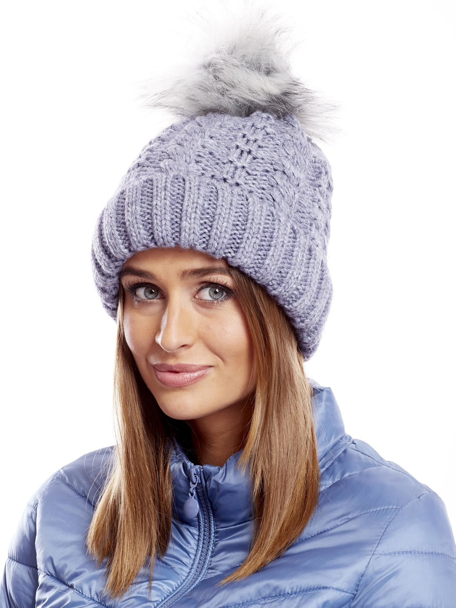 Niebieska czapka z futrzanym pomponem