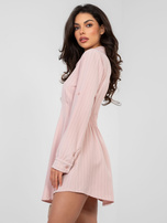 Pastelowa różowa sukienka z zaszytymi zakładkami RUE PARIS