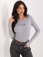 Jasnoszara bluzka z haftowanym napisem 