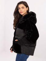 Schwarze Pelzjacke mit Kapuze.