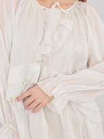 Jasnobeżowa letnia sukienka oversize z falbanami 