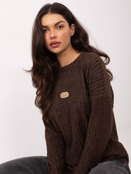 Brązowy prążkowany sweter z naszywką