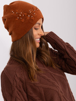 Hurtownia Jasnobrązowa czapka damska z aplikacją