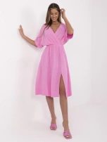 Rosa Midi-Kleid aus Musselin für den Sommer.