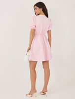 Jasnoróżowa elegancka sukienka z krótkim rękawem
