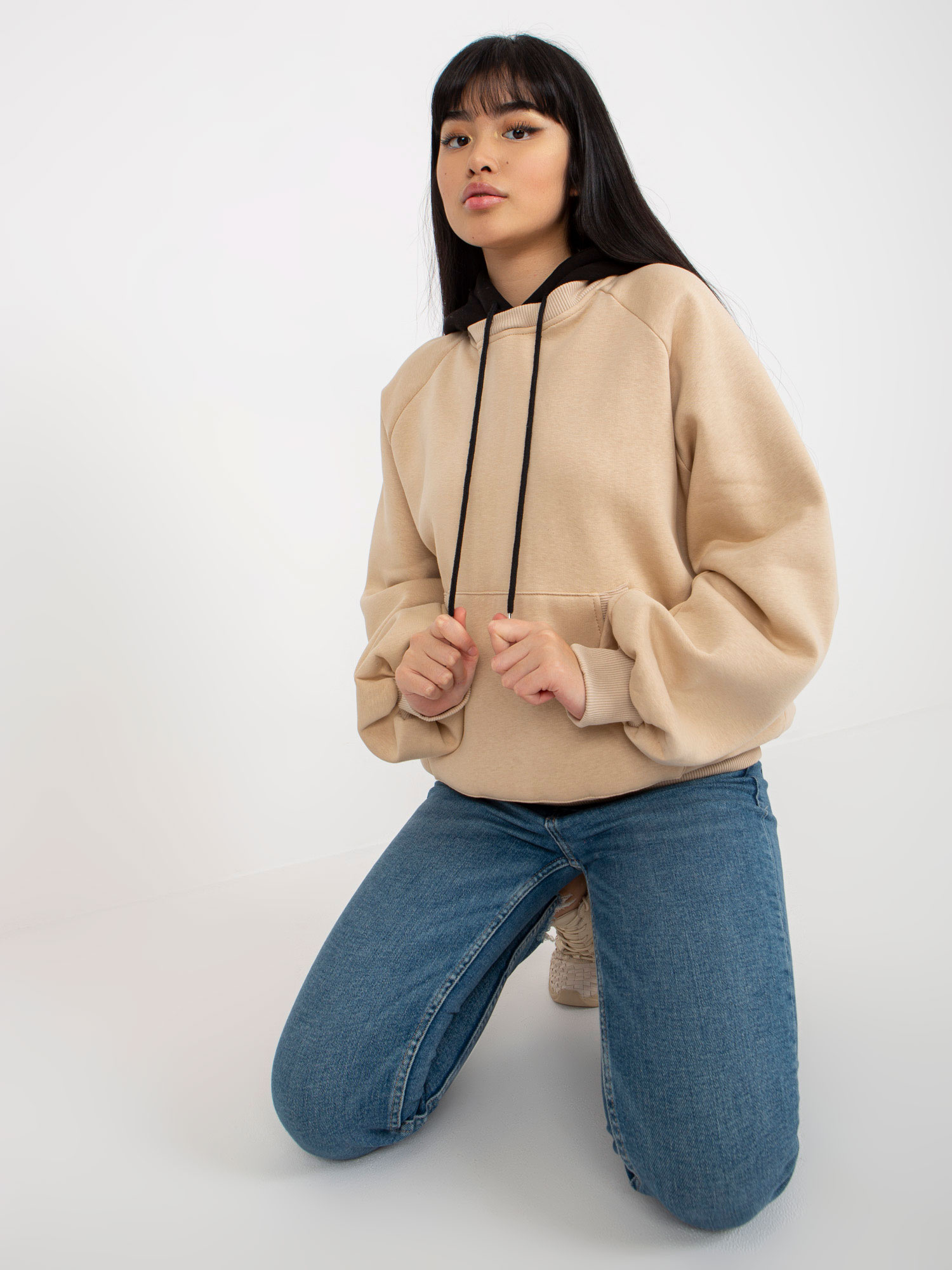 Beżowo-czarna luźna dresowa bluza basic z kapturem
