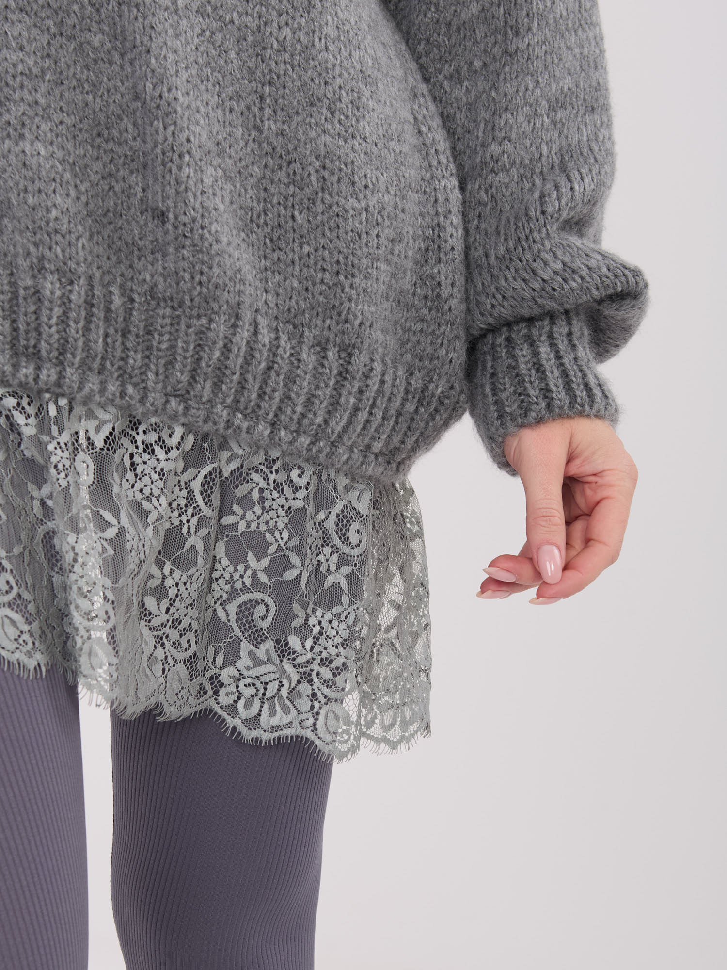 Dunkelgrauer eleganter Pullover mit Spitze.