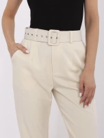 Jasnobeżowe eleganckie spodnie z paskiem