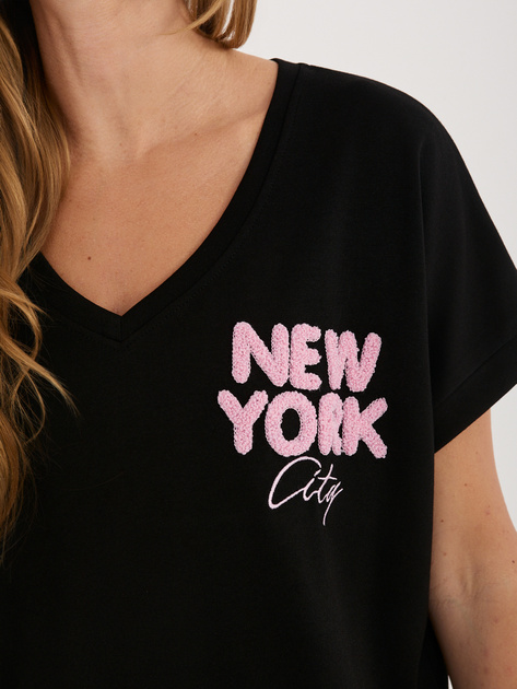 Czarna damska bluzka z wypukłym napisem