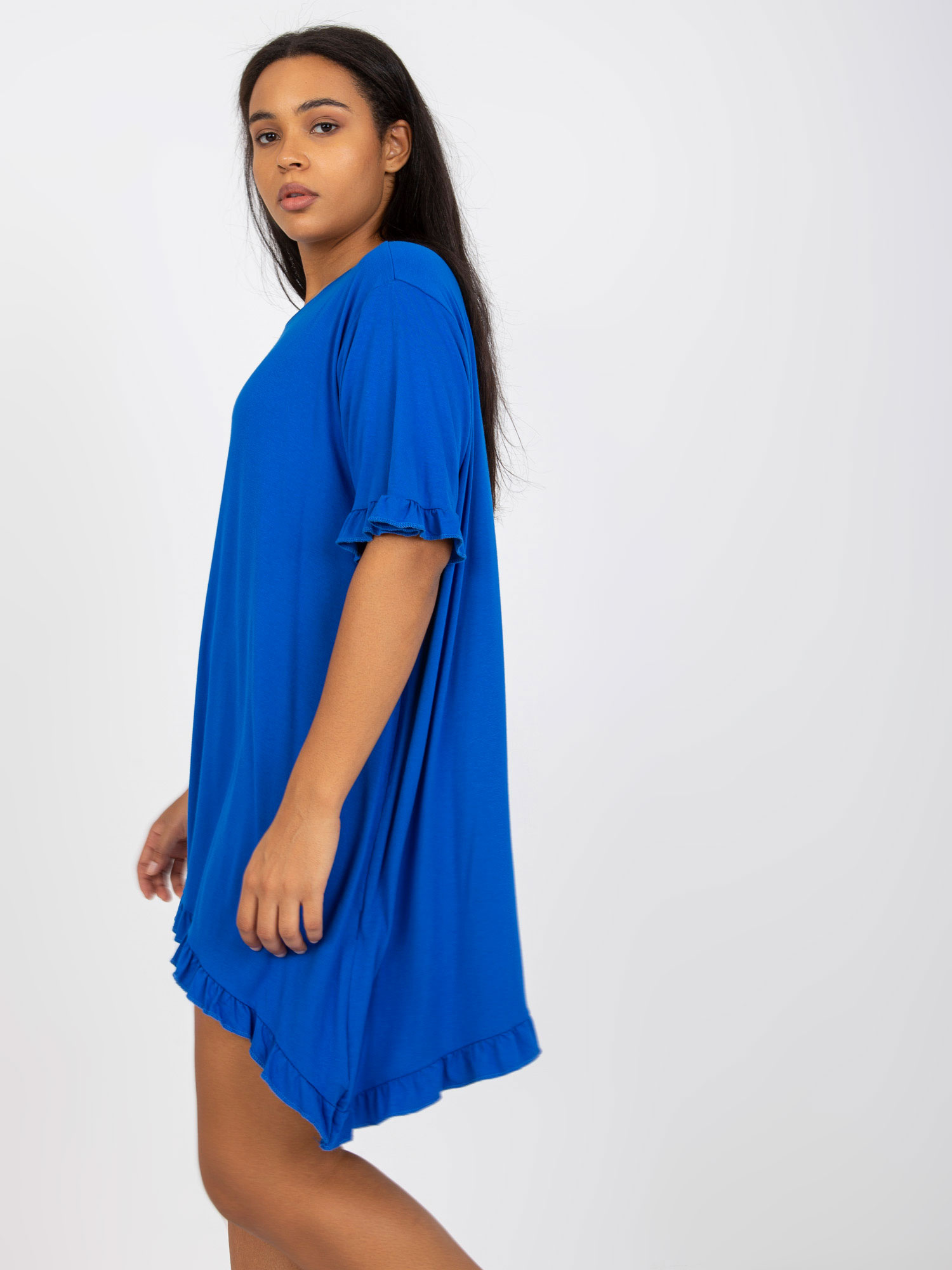 Hurtownia online Ciemnoniebieska mini sukienka plus size z falbaną 