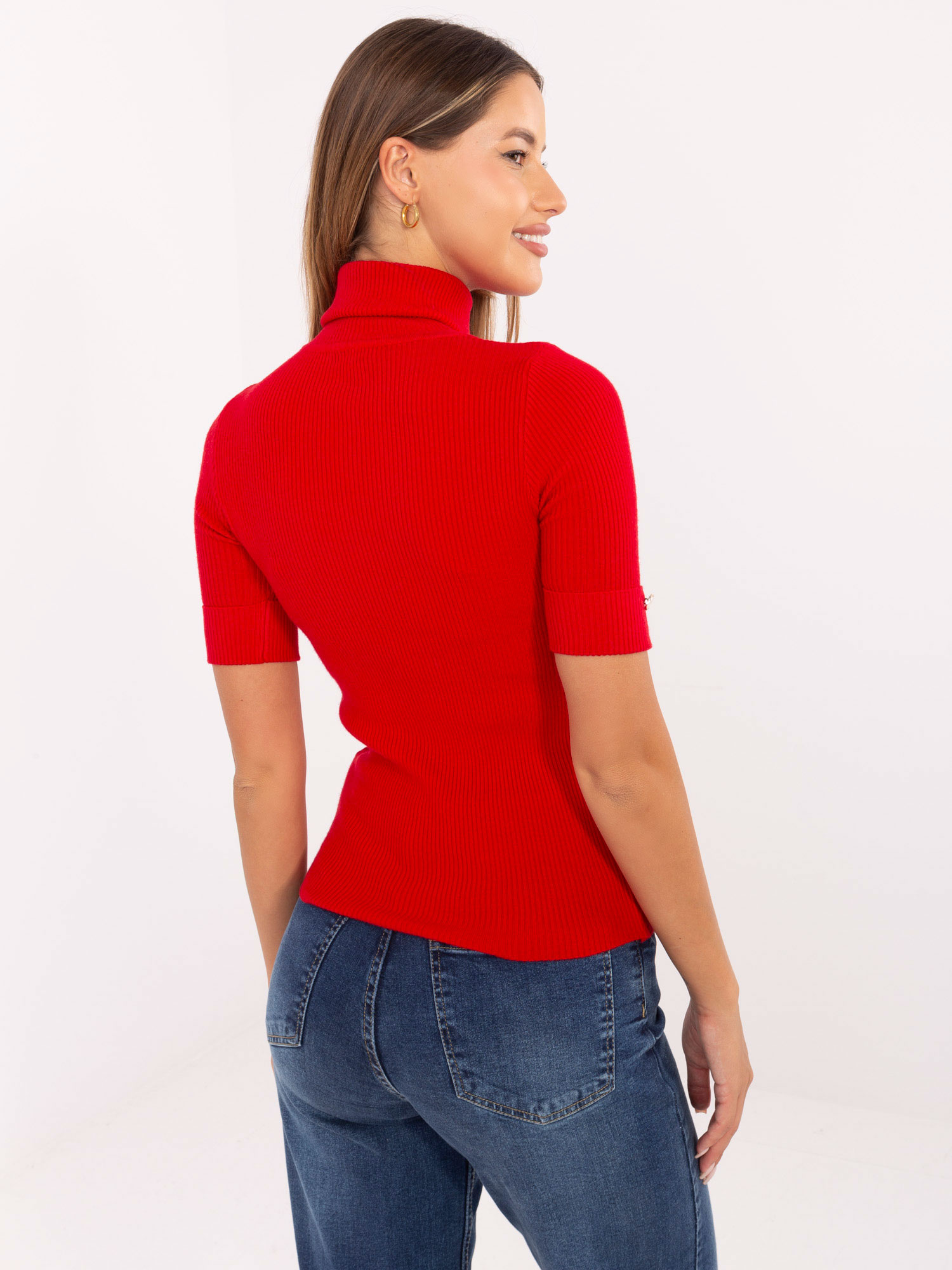 Roter Pullover mit dekorativen Knöpfen an den Ärmeln.