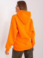 Hurt Pomarańczowa dresowa bluza z kapturem i naszywką