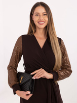 Ciemnobrązowa mini sukienka z kopertowym dekoltem