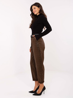 Braune Hose aus Kunstleder mit Gummizug in der Taille.