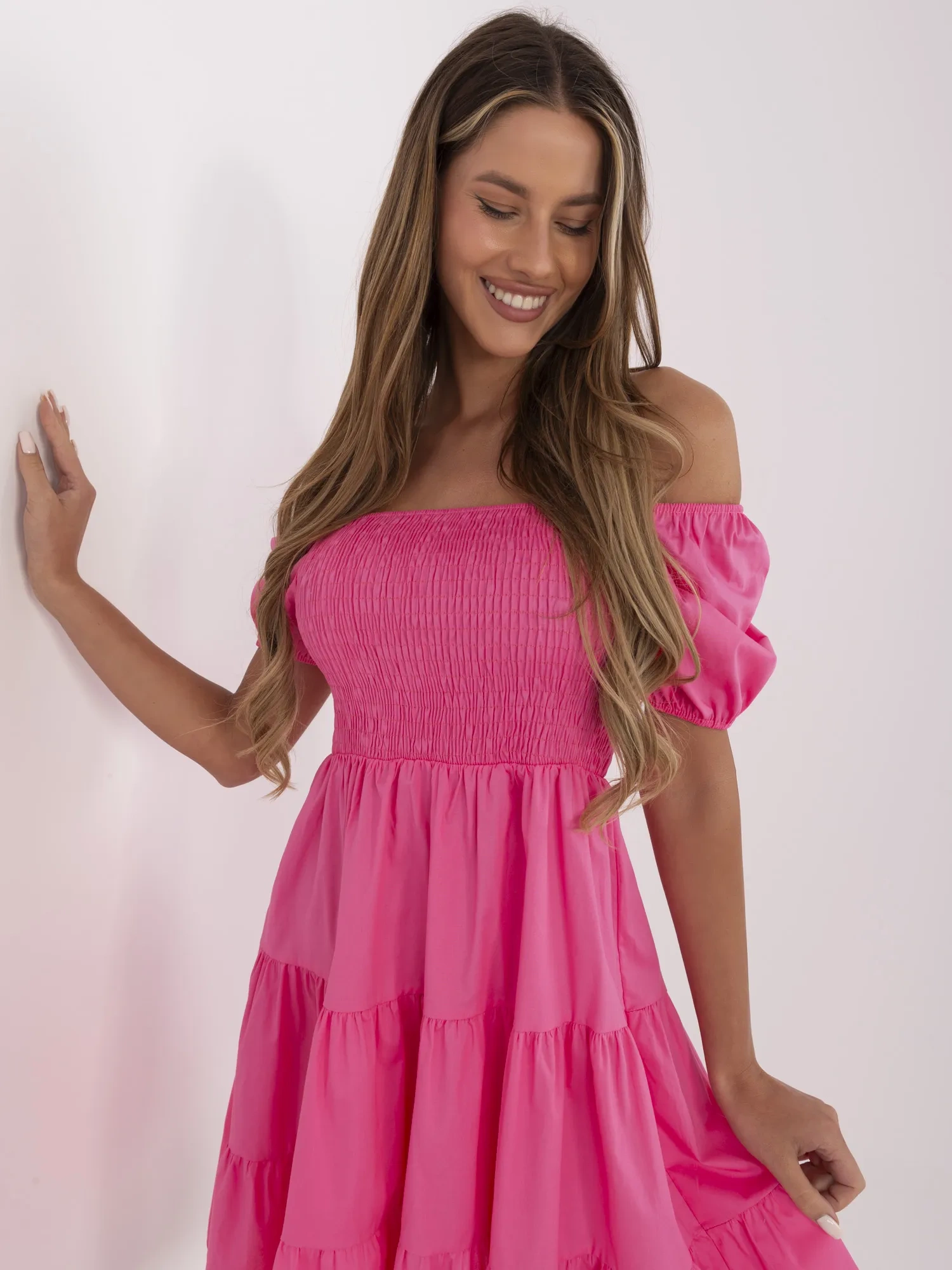 Dunkelrosa Sommerkleid mit Puffärmeln.