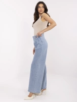 Niebieskie damskie jeansy z ozdobnymi guzikami