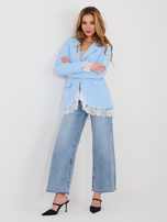 Pastelowa niebieska marynarka z poduszkami na ramionach