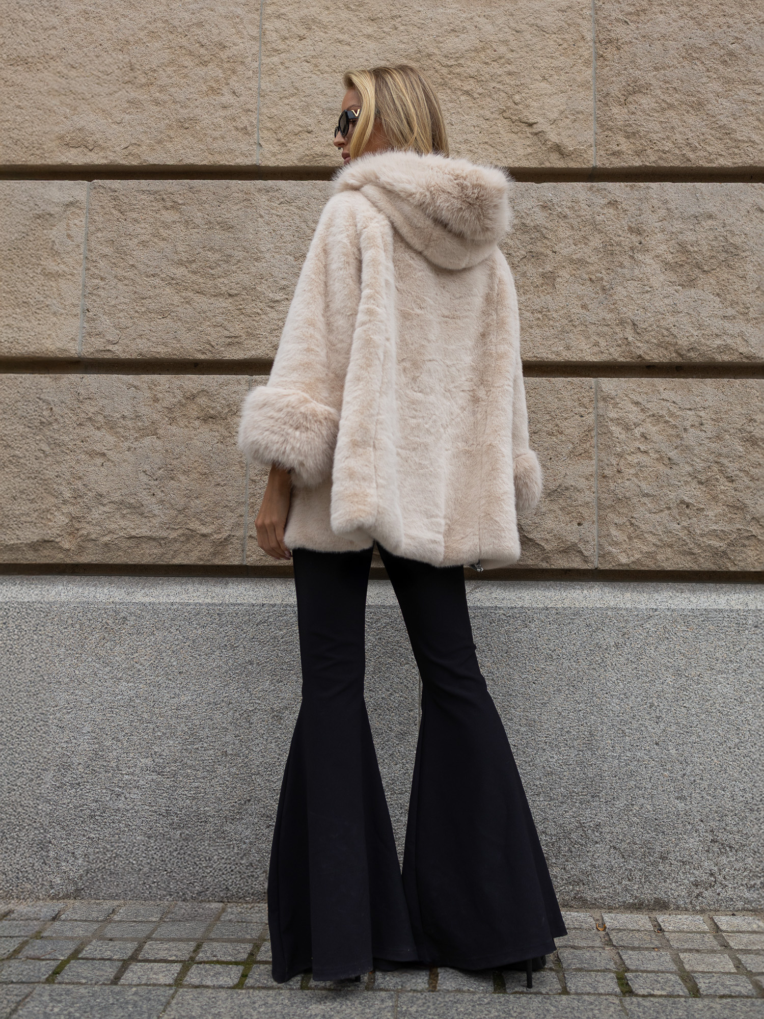 Hellebeige Jacke aus Eco-Fell mit flauschigem Finish.