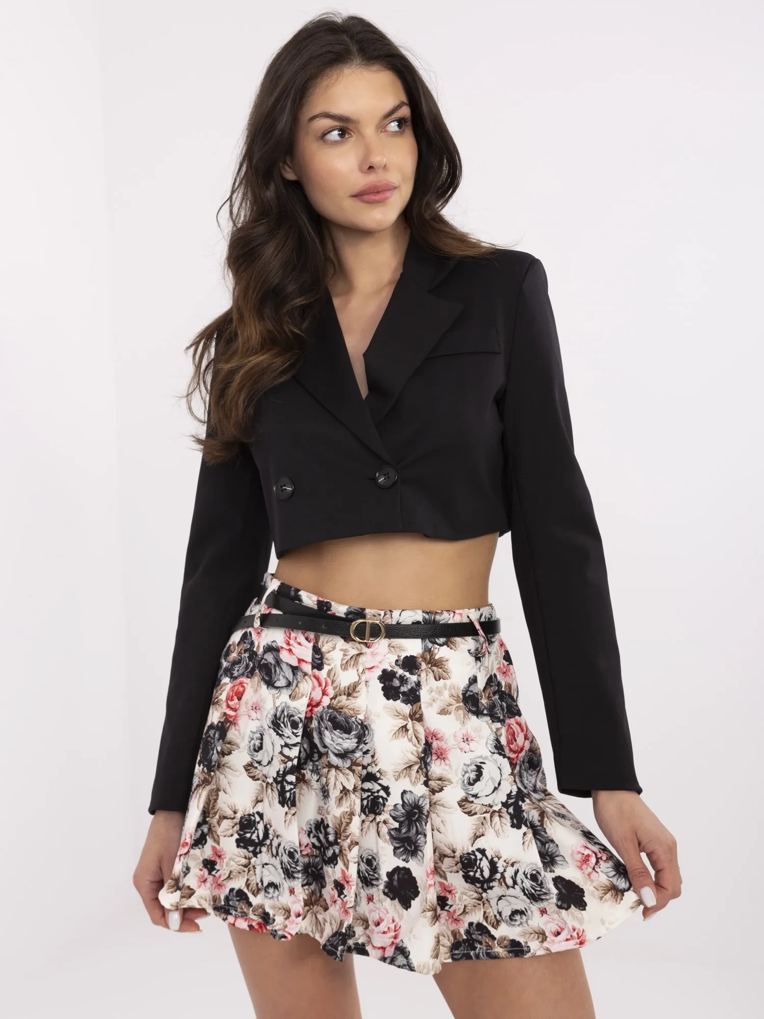 Beige-schwarze Faltenrockshorts.