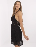 Czarna letnia sukienka z odkrytymi plecami