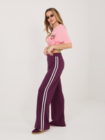 Śliwkowe dresowe spodnie z kontrastowymi lampasami