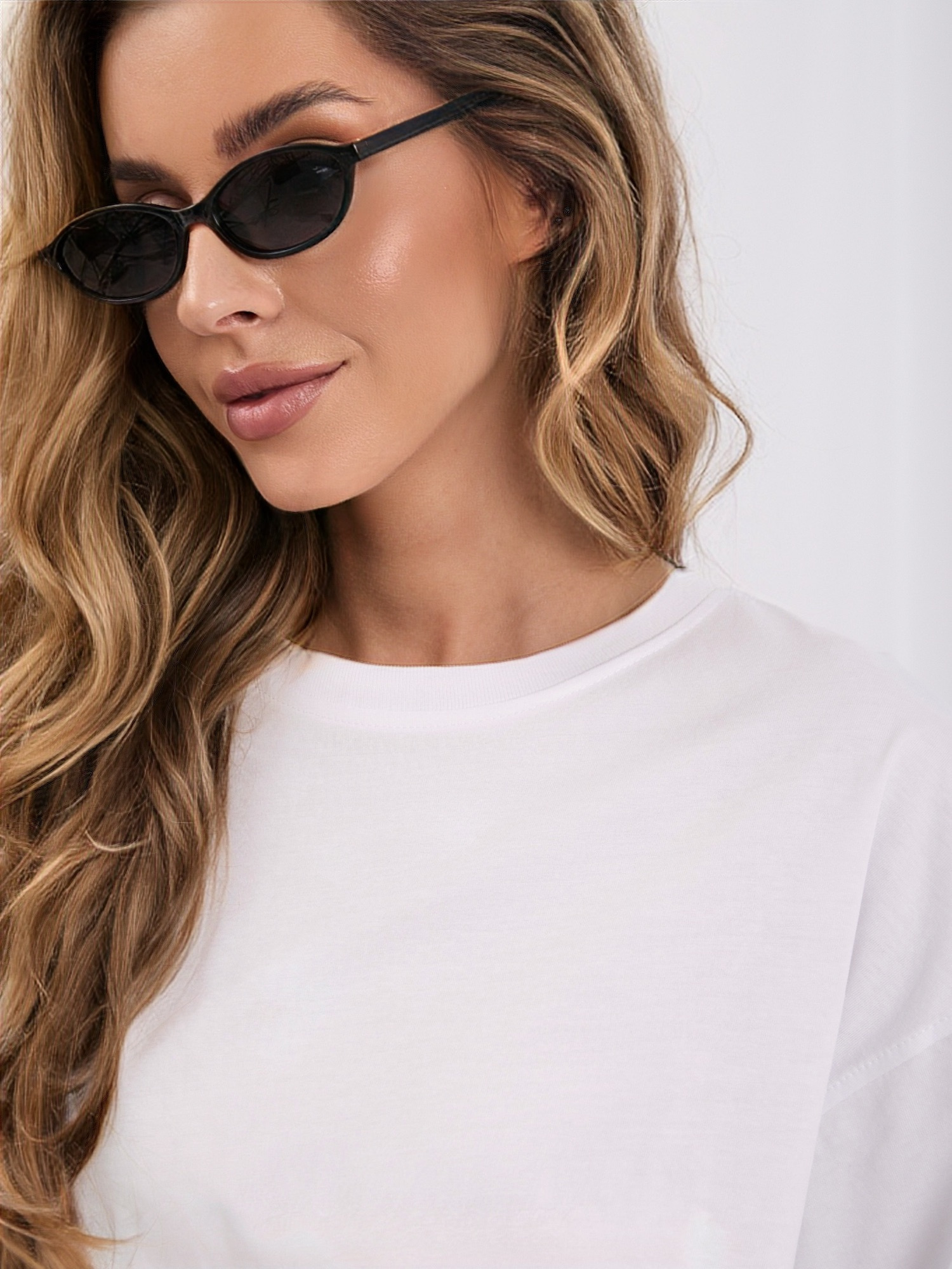 Biały damski t-shirt basic o kroju oversize