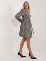 Hurt Szaro-czarna elegancka sukienka dzianinowa we wzory