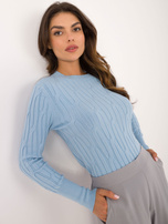Šviesiai mėlynas moteriškas klasikinis megztinis su raštais.