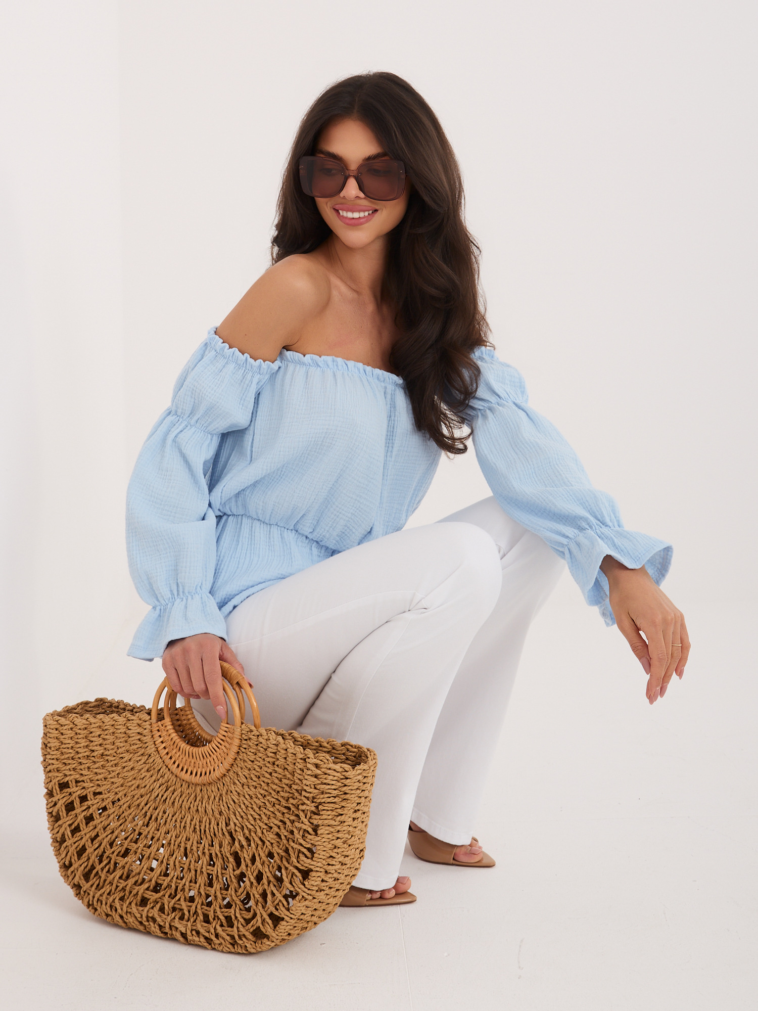 Jasnoniebieska muślinowa bluzka z odkrytymi ramionami 