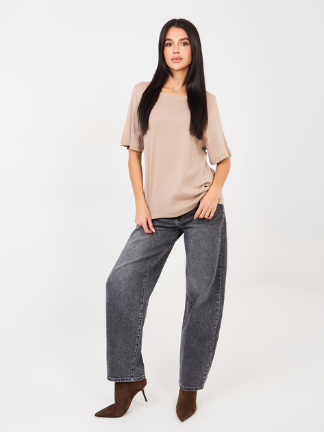 Ciemnobeżowy t-shirt basic z ozdobnymi szwami RUE PARIS