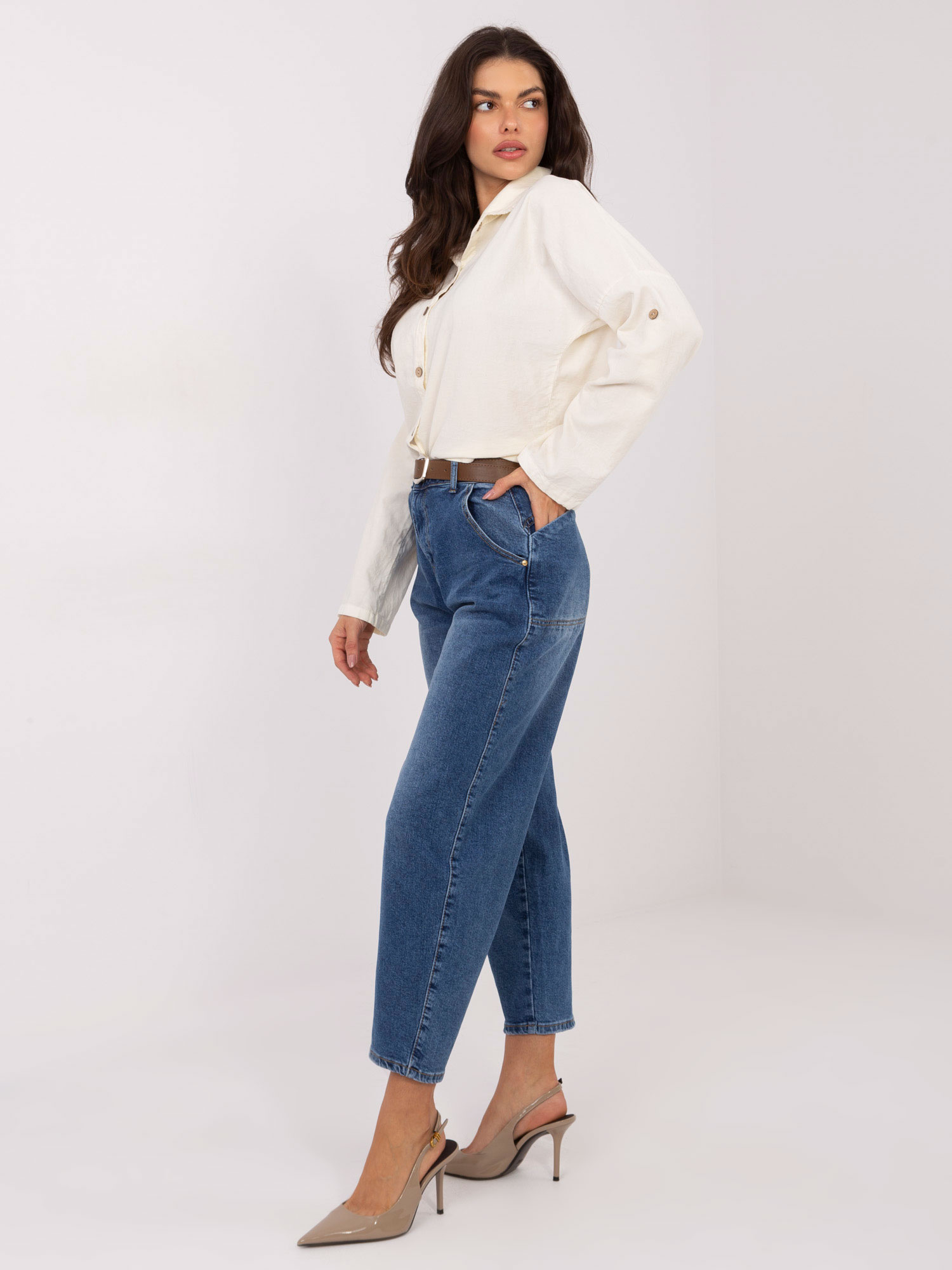 Blaue Damen-Ballonjeans mit Gürtel.
