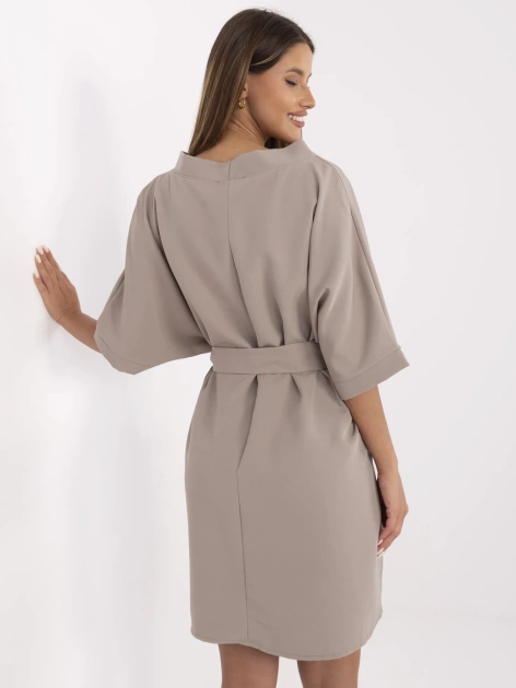Ciemnobeżowa wizytowa sukienka z paskiem