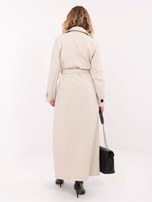 Jasnobeżowy długi płaszcz z wiązanym paskiem
