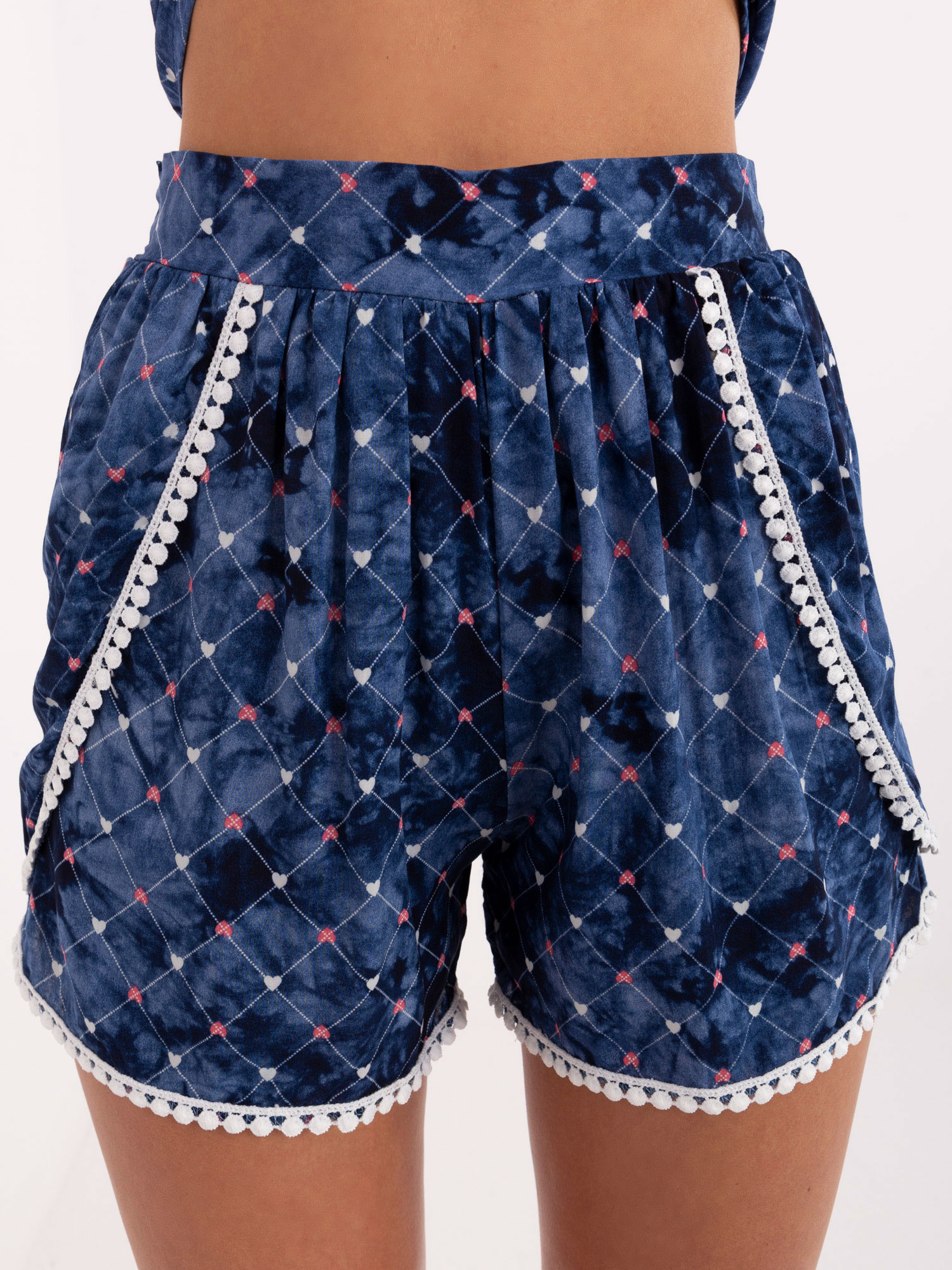 Dunkelblaue kurze Shorts mit Herzchen.